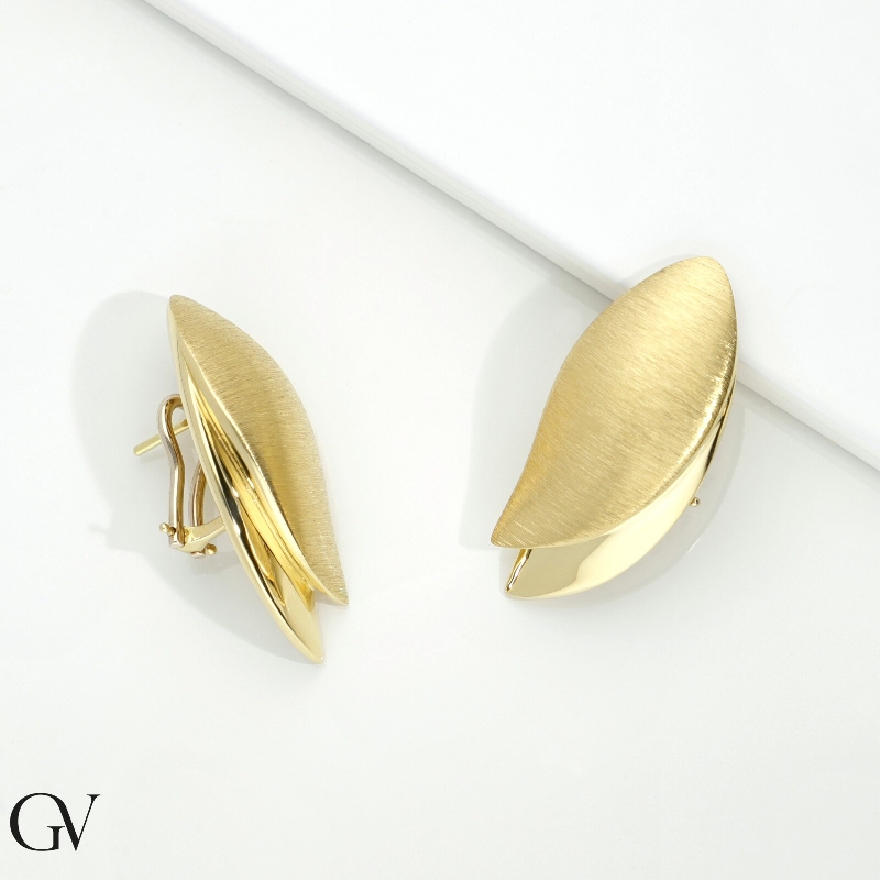 Satinierte und polierte blütenförmige Ohrringe aus 18 Karat Gelbgold Satinierte und polierte blütenförmige Ohrringe aus 18 Karat Gelbgold