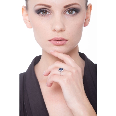 Halo Ring mit blauem Saphir und Diamanten Weißgold 18K