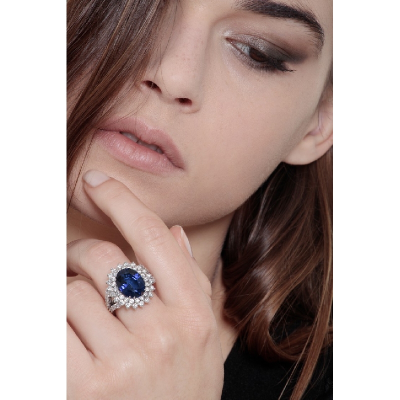 Blauer Saphir Halo Ring Weißgold mit Diamanten Blauer Saphir Halo Ring Weißgold mit Diamanten