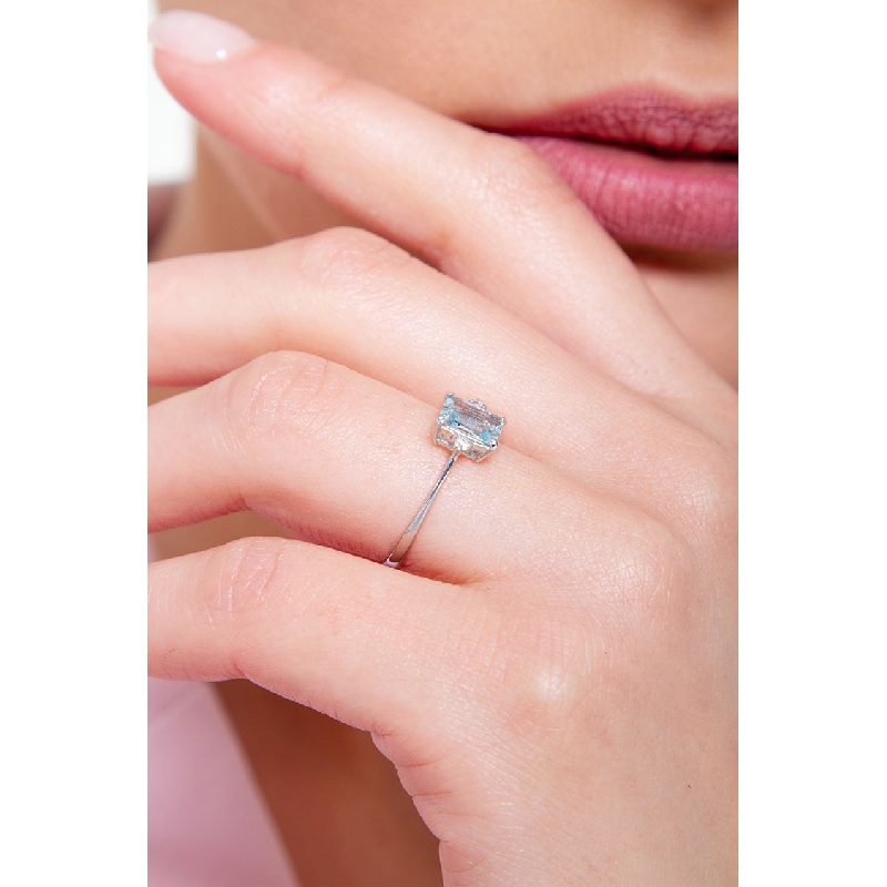 18 Karat Weißgoldring mit Aquamarin im Smaragdschliff und Diamanten