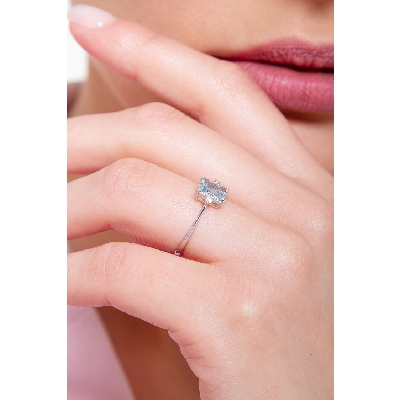 18 Karat Weißgoldring mit Aquamarin im Smaragdschliff und Diamanten