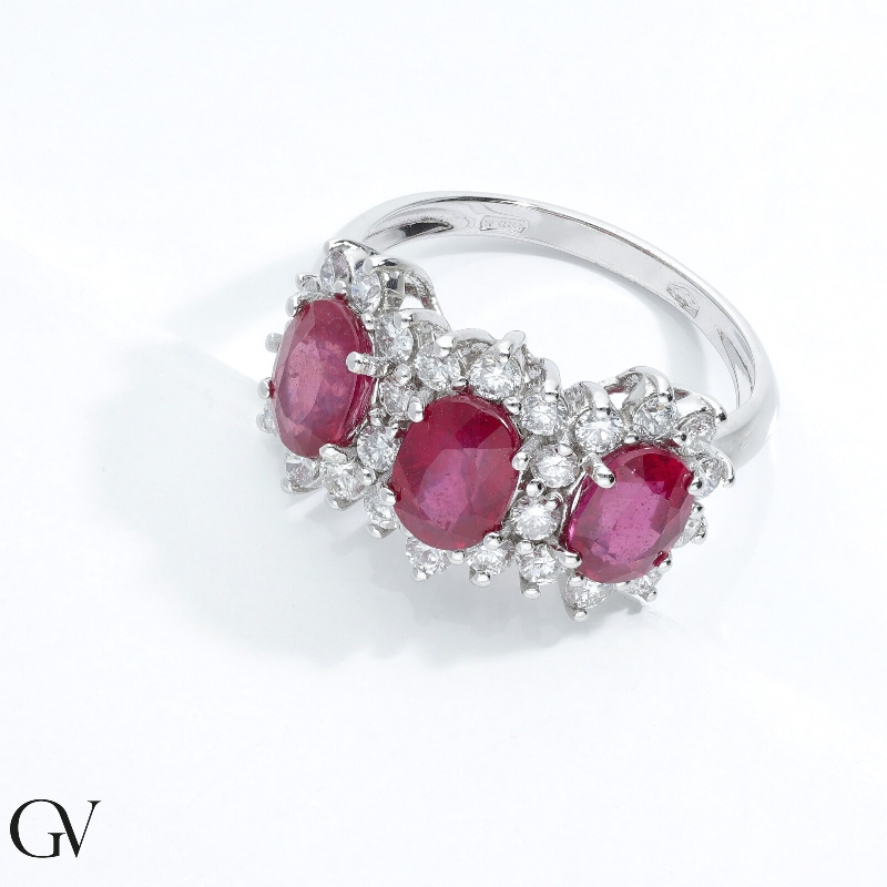 Drei Rubinen Ring mit Diamanten Weissgold