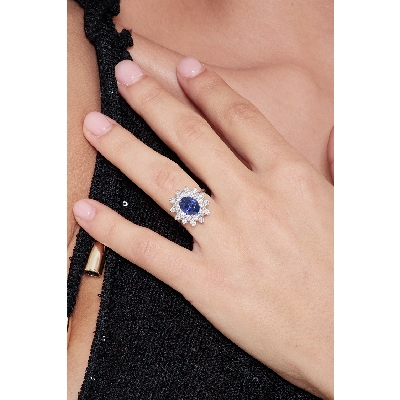 Halo Ring Weißgold 18K mit blauem Saphir und Diamanten