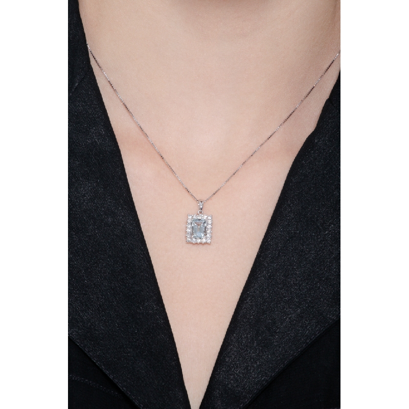 Halo Kette mit Aquamarin-Anhänger und Brillanten  Halo Kette mit Aquamarin-Anhänger und Brillanten