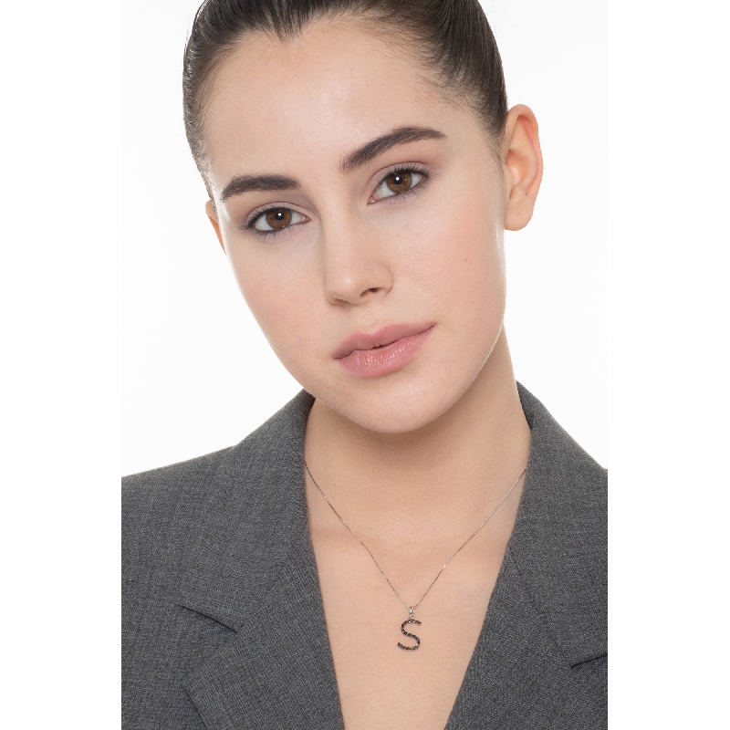 Anfangsbuchstaben Kette S aus Weißgold und schwarzen Diamanten Anfangsbuchstaben Kette S aus Weißgold und schwarzen Diamanten