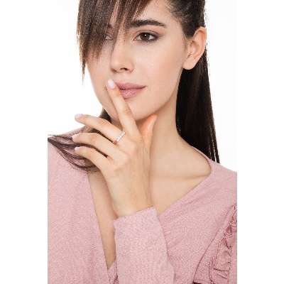 Weißgold 18K Diamantring mit 9 Edelsteinen