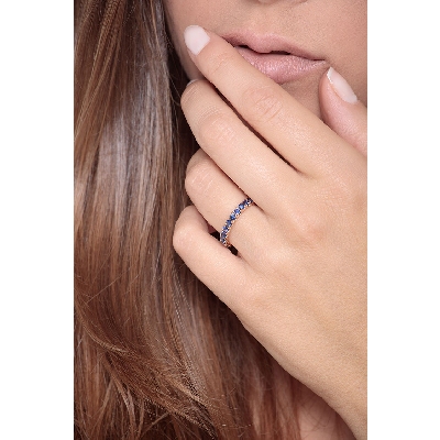 Eternity Ring aus Roségold mit blauen Saphiren