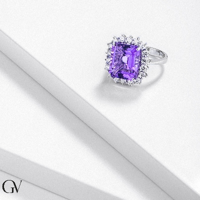 Halo Ring mit Amethyst und Diamanten 