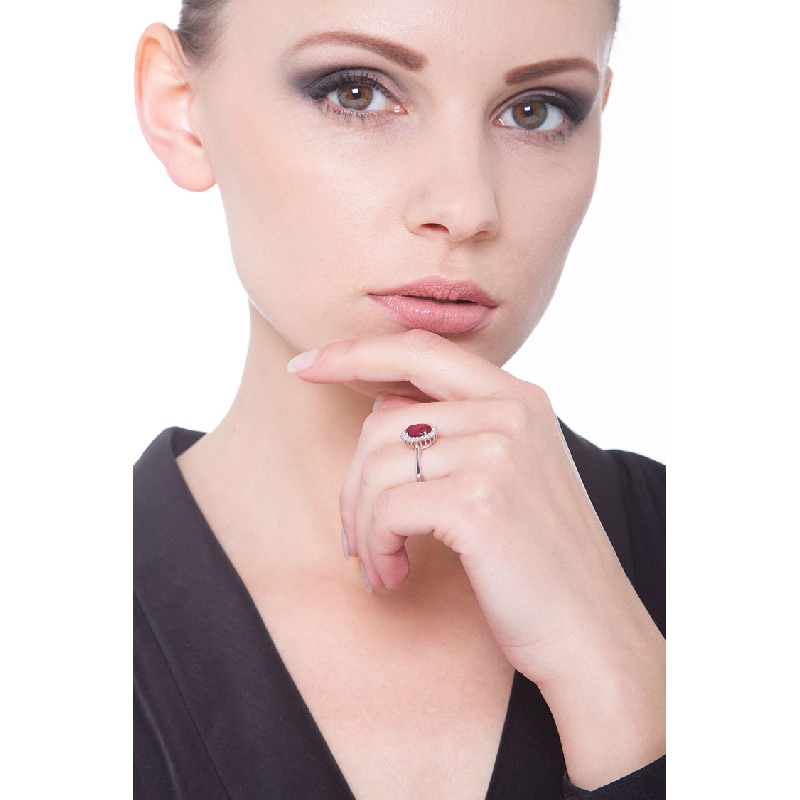 Ring aus Weißgold 750 mit Rubin und Diamanten