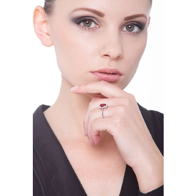 Ring aus Weißgold 750 mit Rubin und Diamanten