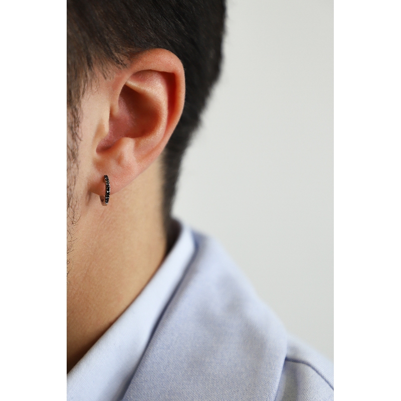 Weißgold 18K einzelne Creole Herren mit schwarzen Diamanten Weißgold 18K einzelne Creole Herren mit schwarzen Diamanten