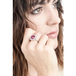 Rubinring mit Diamanten und Fassung aus 18 Karat Weißgold 2