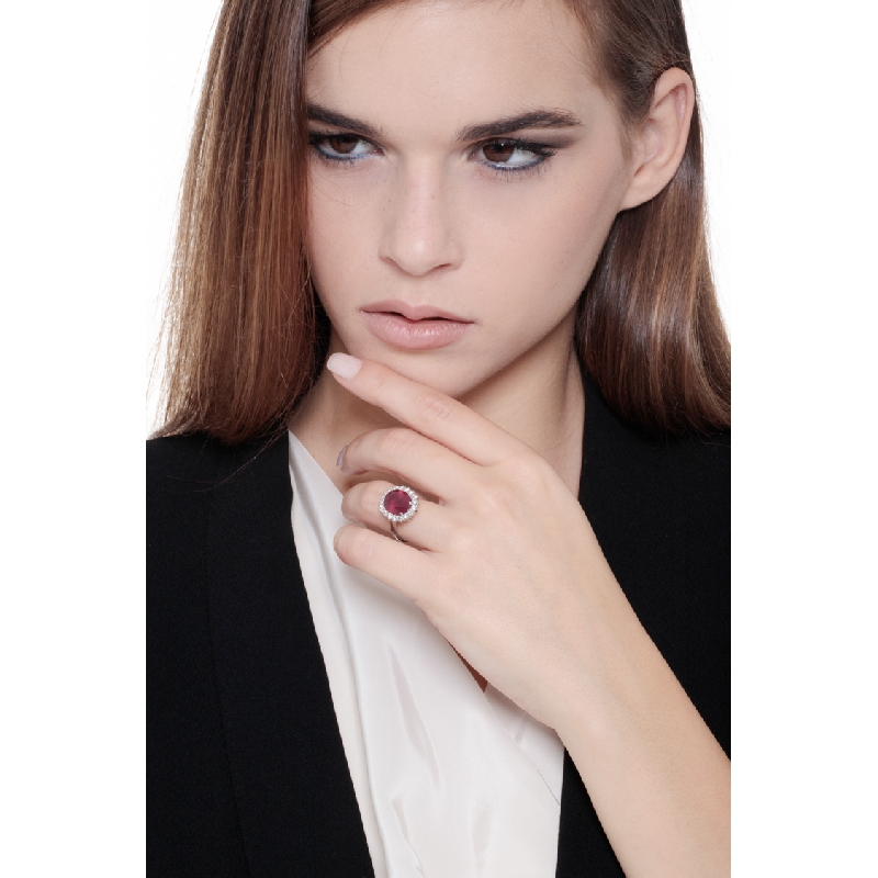 Ring aus Weißgold mit Rubin- und Brillantbesatz