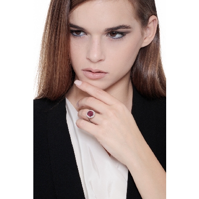 Ring aus Weißgold mit Rubin- und Brillantbesatz