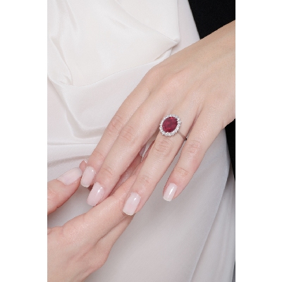 Ring aus Weißgold mit Rubin- und Brillantbesatz