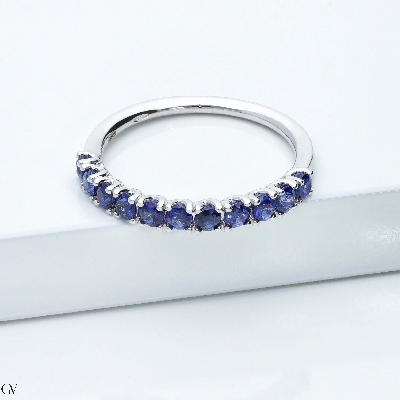 Halb Memoire Ring mit blauen Saphiren