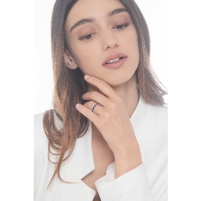 Halb Memoire Ring mit blauen Saphiren