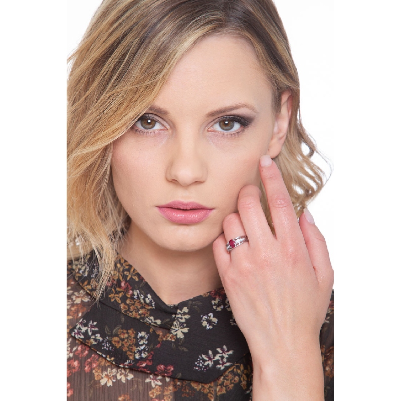 Ring mit Rubin und Diamanten 18K Weißgold 750