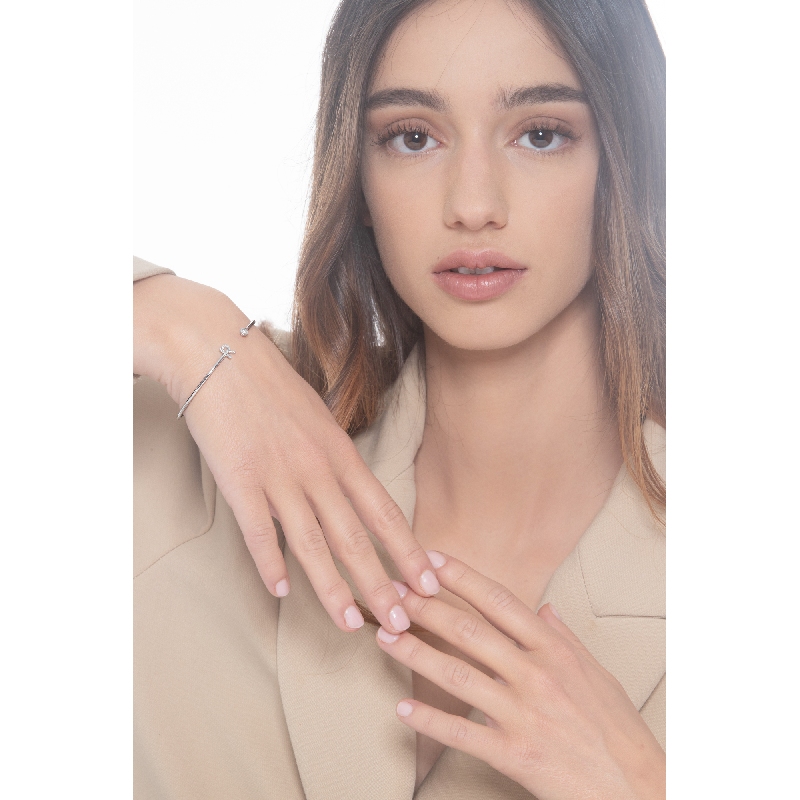 Weißgold 18K Armreif mit Buchstabe R aus Diamanten Weißgold 18K Armreif mit Buchstabe R aus Diamanten