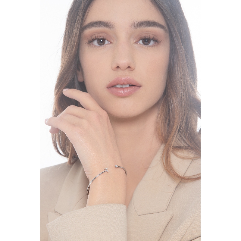 Weißgold-Armreif mit Buchstaben T aus Diamanten Weißgold-Armreif mit Buchstaben T aus Diamanten