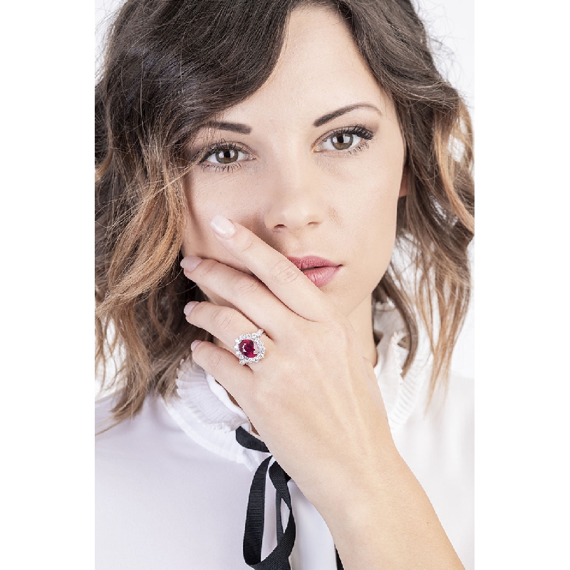 Weißgoldring mit Rubin und Diamanten Weißgoldring mit Rubin und Diamanten