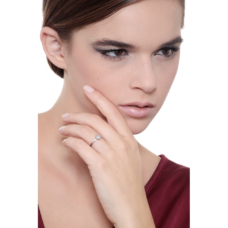 Günstiger Weißgold-Damenring mit Diamanten Günstiger Weißgold-Damenring mit Diamanten