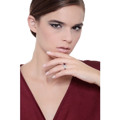 Ring aus 18 Karat Weißgold mit herzförmigem Rubin und Diamanten