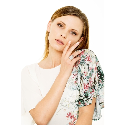 Weißgoldring mit Diamantwelle