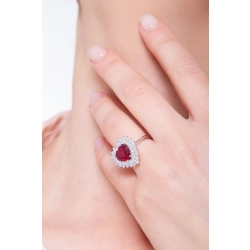 Weißgold Ring mit einem Rubin in Herzform und Diamanten 2