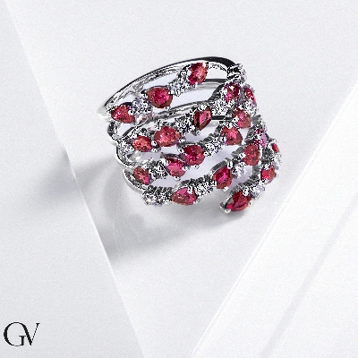 Weißgold Ring Damen mit roten Rubinen und Diamanten