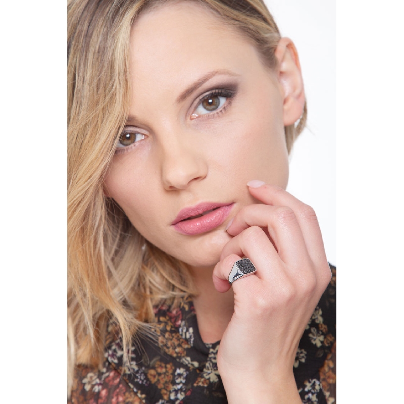 Pinky Ring aus Weißgold mit schwarzen Diamanten