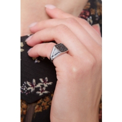 Pinky Ring aus Weißgold mit schwarzen Diamanten 2