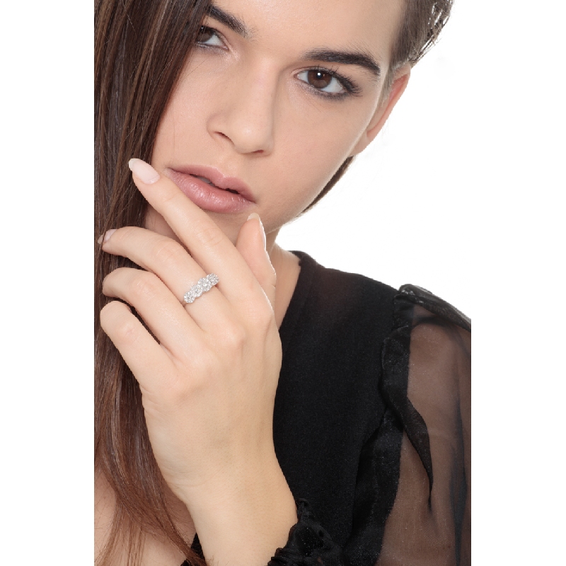 Ring aus Weißgold 18k mit Diamanten  Ring aus Weißgold 18k mit Diamanten