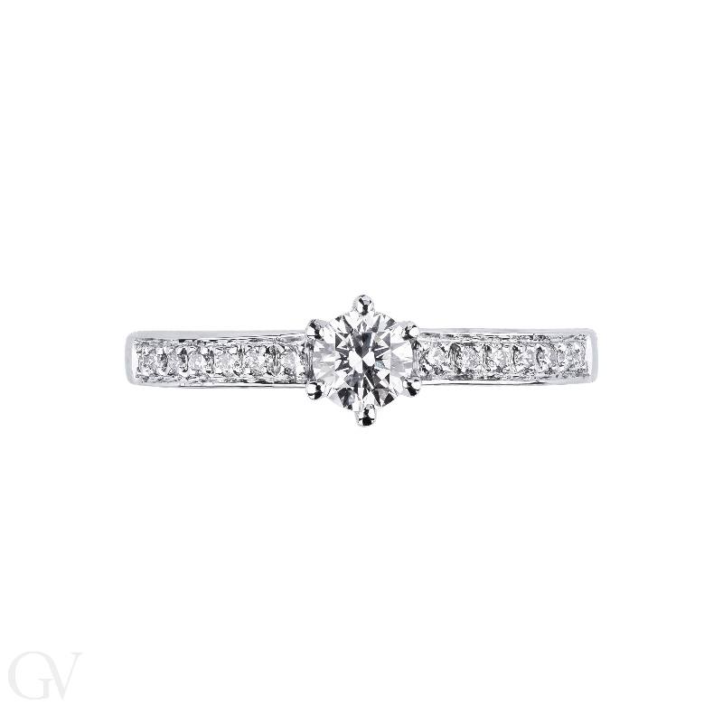 Verlobungsring 6er Krappenfassung mit Diamanten auf der Ringschiene  