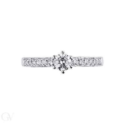 Verlobungsring 6er Krappenfassung mit Diamanten auf der Ringschiene  