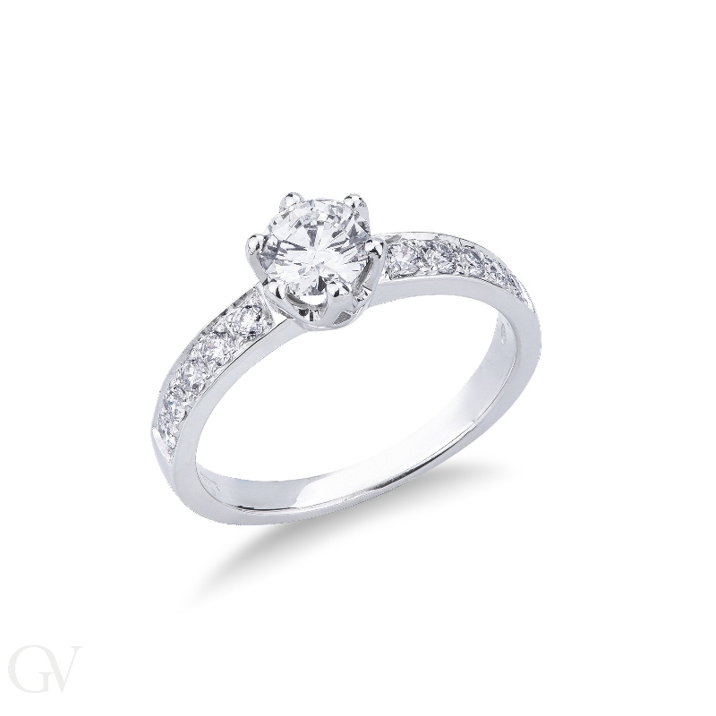 Verlobungsring Fassung Weißgold mit 6 Krappen und einem Pavé-Besatz