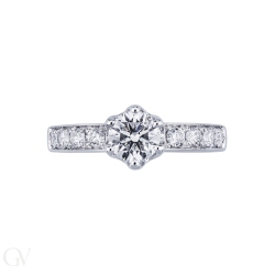 Solitärring 6er Krappenfassung mit Diamant besetzter Ringschiene 