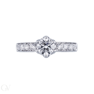 Solitärring 6er Krappenfassung mit Diamant besetzter Ringschiene 