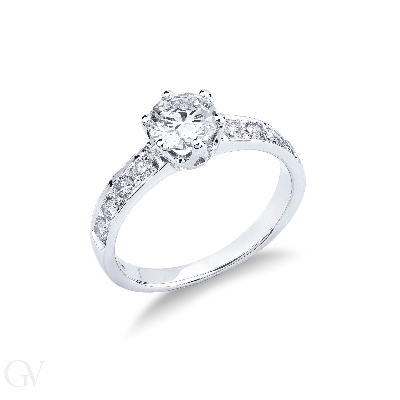 Verlobungsring Fassung mit 6 Krappen und Diamant besetzer Ringschiene 