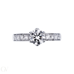 Verlobungsring Fassung mit 6 Krappen und Diamant besetzer Ringschiene 