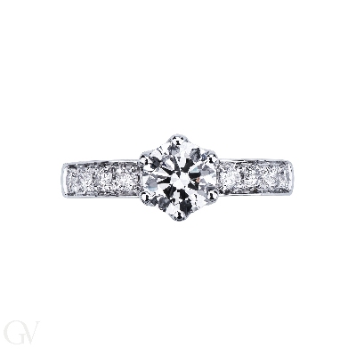 Verlobungsring Fassung mit 6 Krappen und Diamant besetzer Ringschiene 