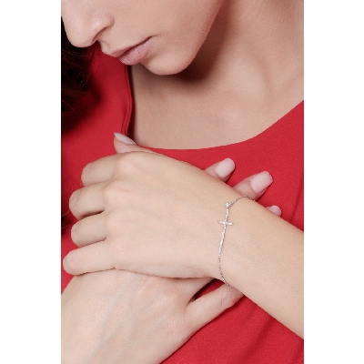 Weißgoldarmband mit Diamantkreuz