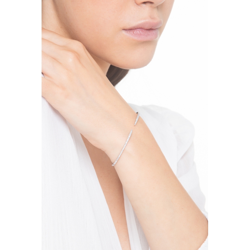 Ausgefallener Armreif aus Weißgold mit Diamanten 