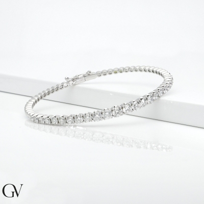 Elegantes halbstarres Armband mit Diamanten
