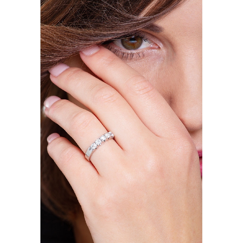 Ring aus 18K Weißgold mit 5 Diamanten