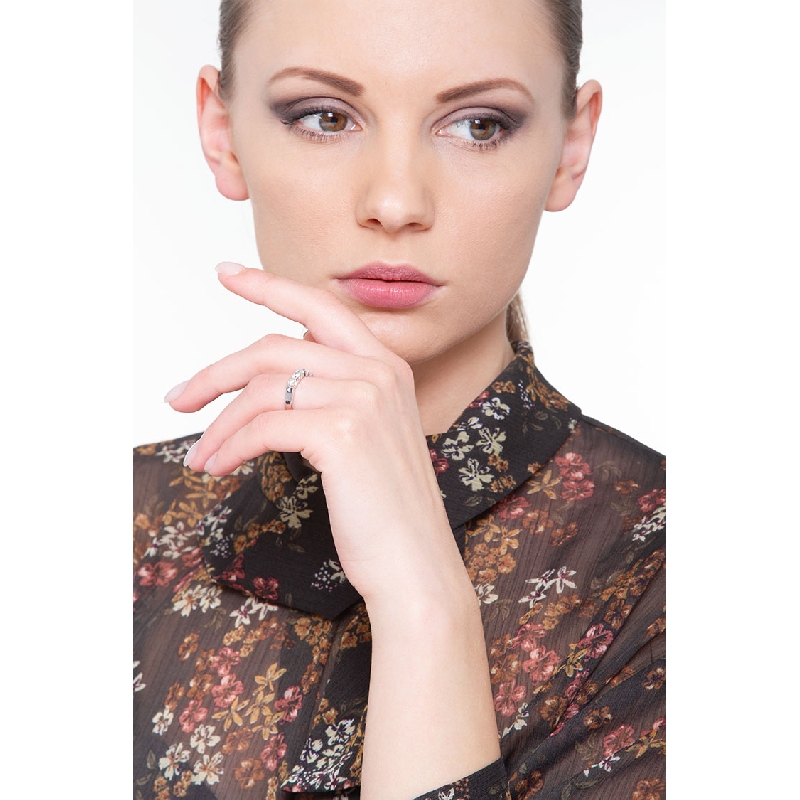 Ring aus Weißgold mit 5 Diamanten Ring aus Weißgold mit 5 Diamanten