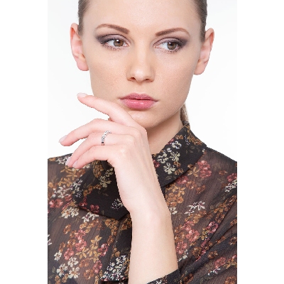 Ring aus Weißgold mit 5 Diamanten