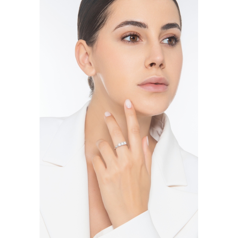 Weißgold-Antragsring mit drei Diamanten