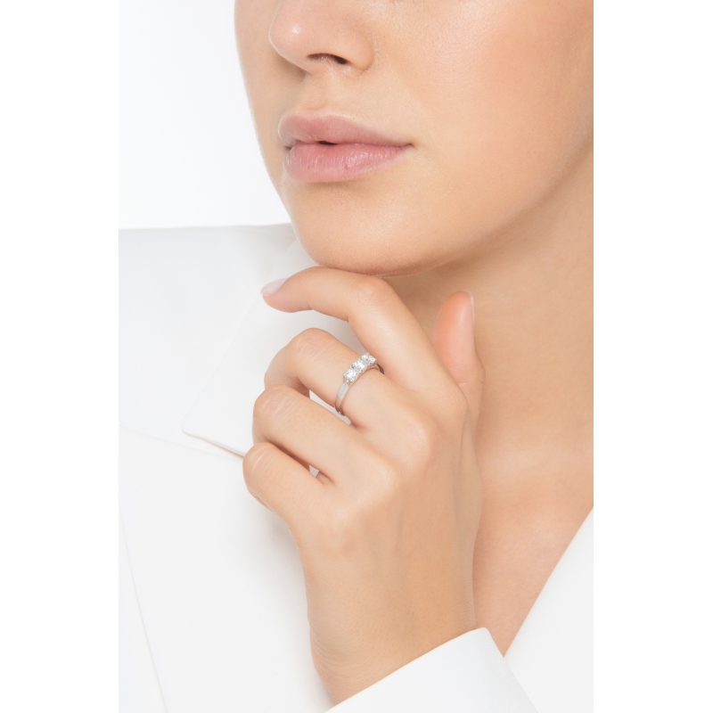 Weißgold-Antragsring mit drei Diamanten