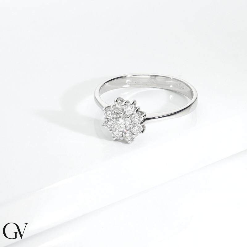 Blumenförmiger Halo Ring mit Diamanten Blumenförmiger Halo Ring mit Diamanten